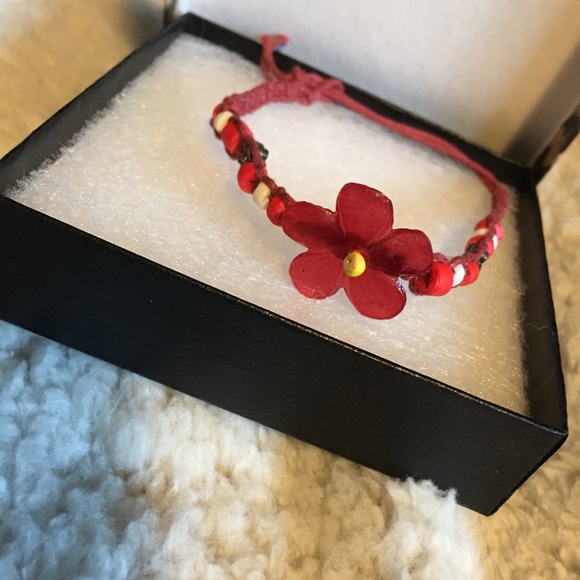 A red and a blue handmade flower bracelets - Picture 3 of 4